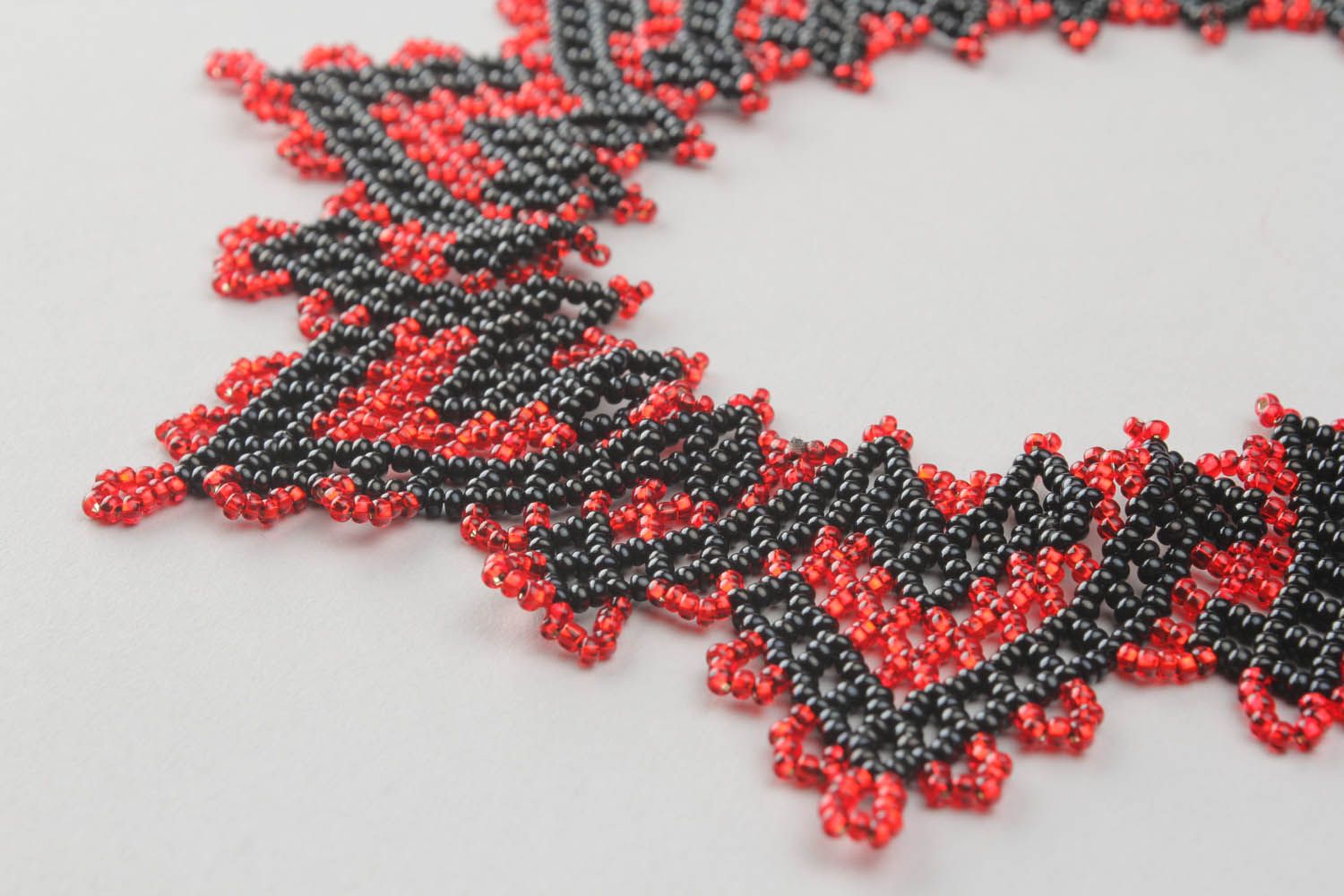 Collier noir et rouge en perles de rocaille  photo 4