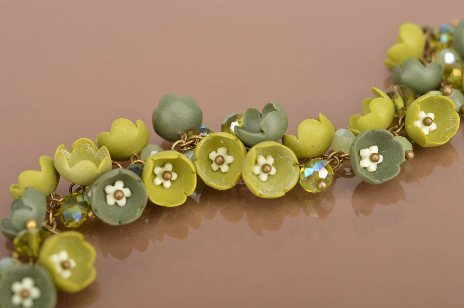 Зеленый браслет из полимерной глины с цветами ручной работы красивый женский фото 4