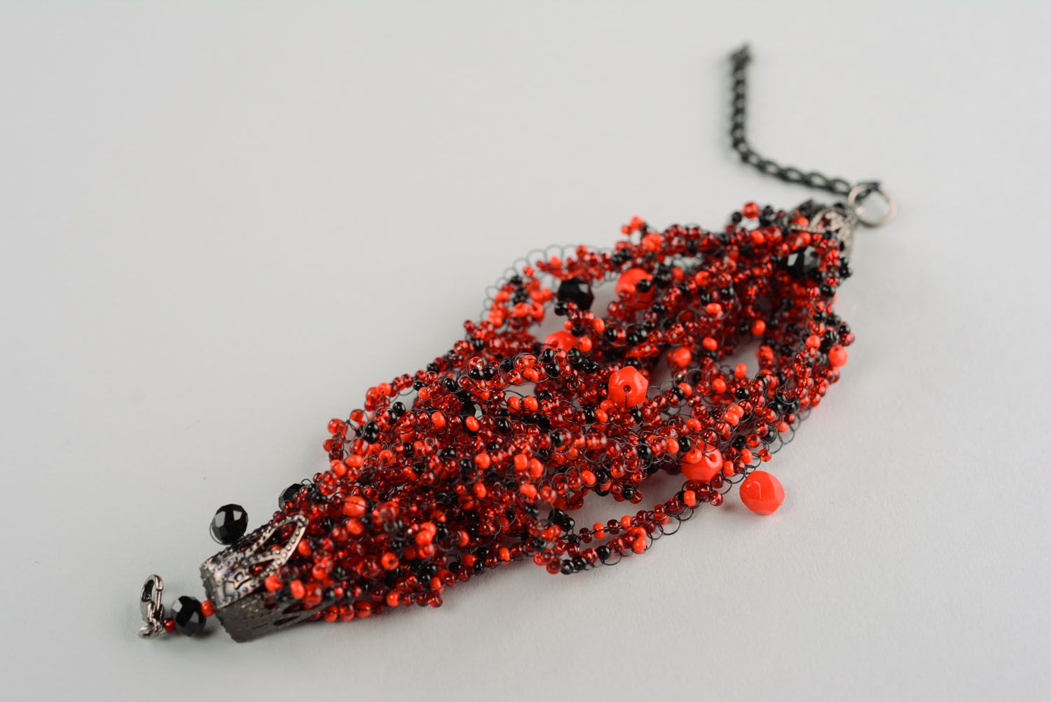 Bracelet en perles de rocaille Rouge sur noir fait main photo 1