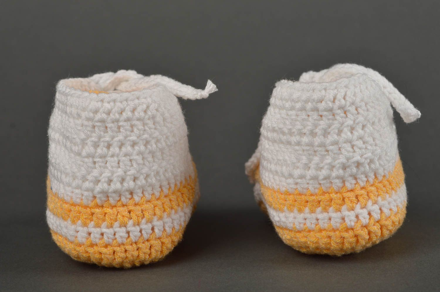 Chaussons bébé faits main Chaussure bébé jaune-blanc au crochet Cadeau original photo 5