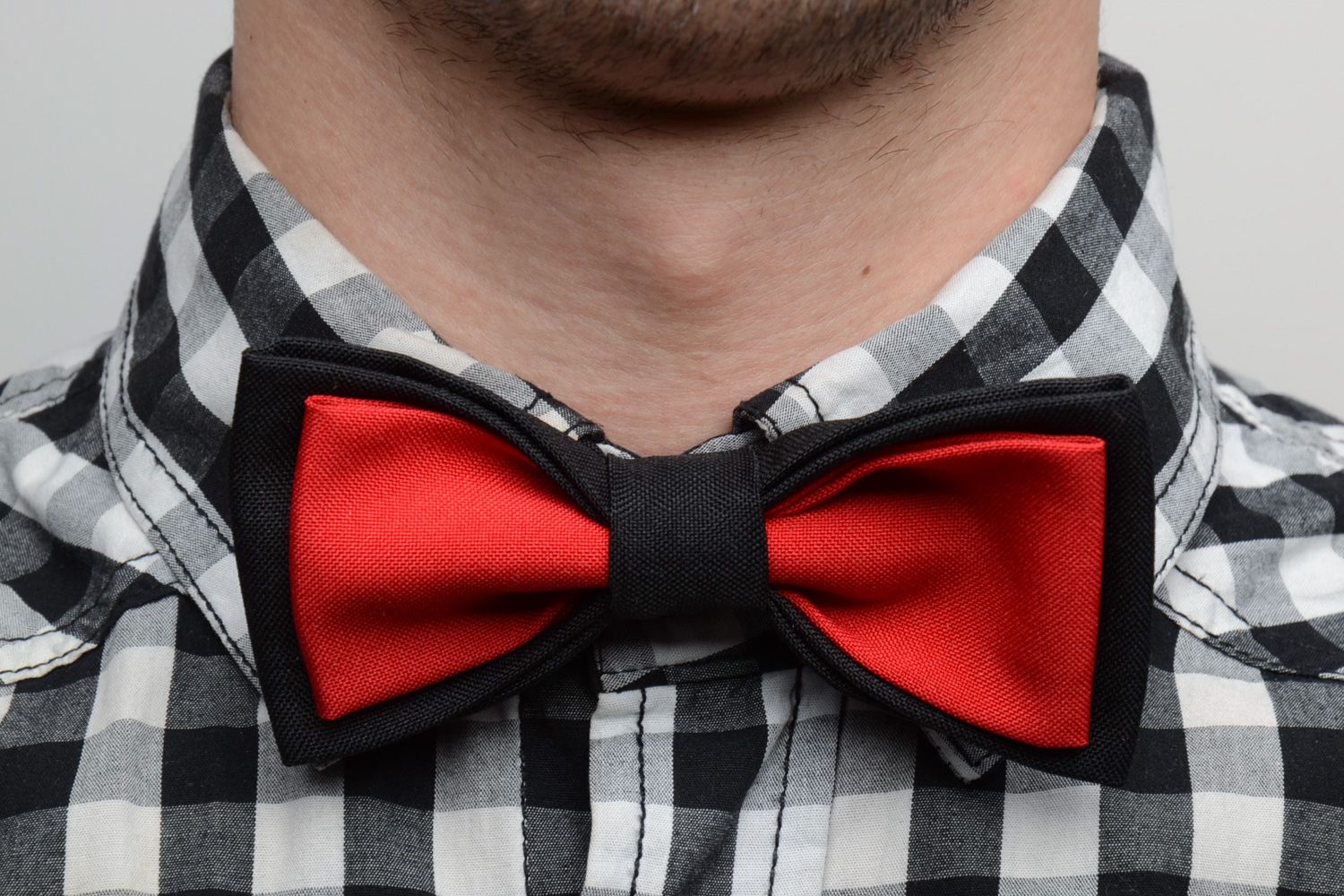 Handmade stylish bow tie sewn of red and black costume fabric for extravagant men photo 1