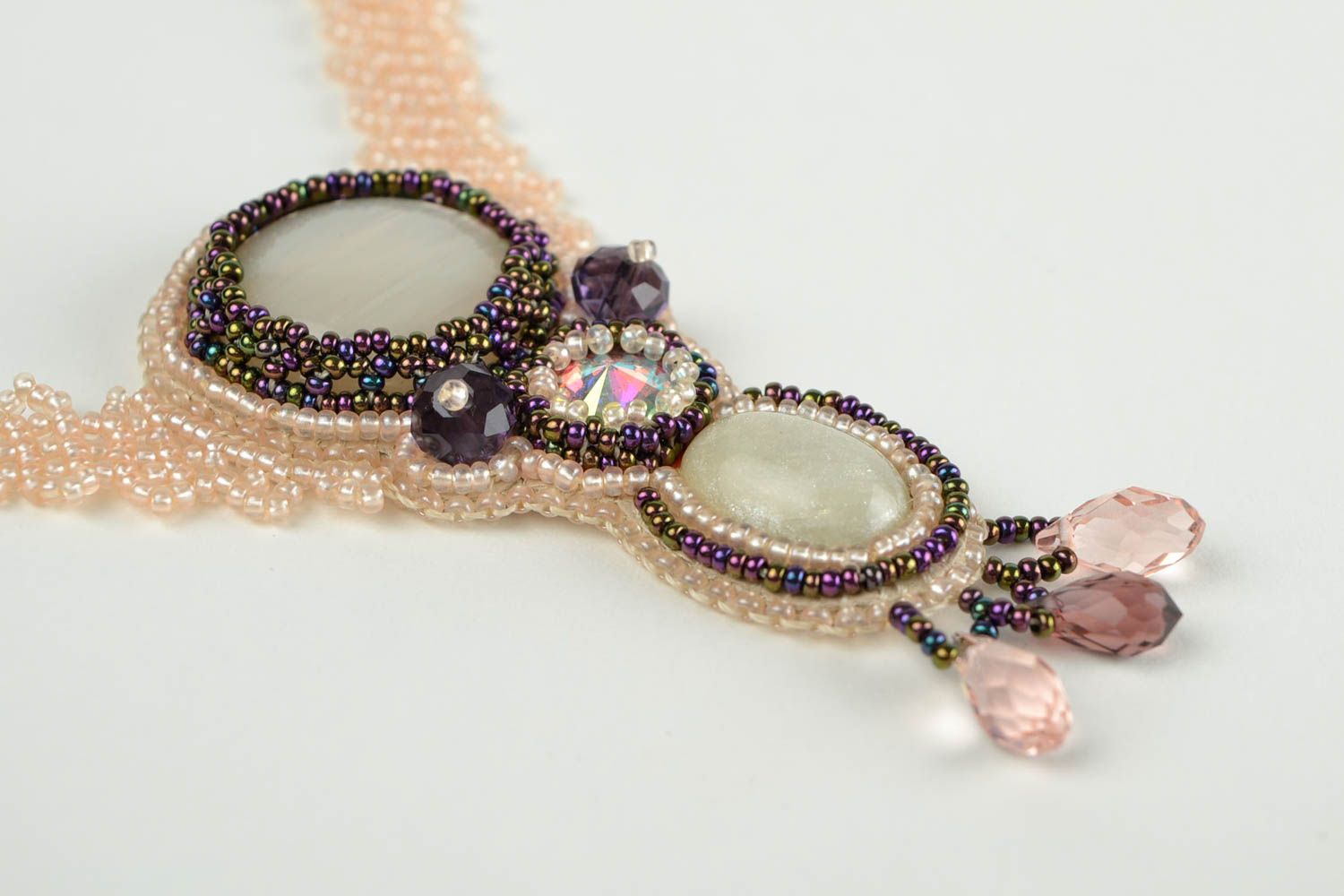 Кулон ручной работы бисерное украшение на шею модная бижутерия розовая подвеска фото 3