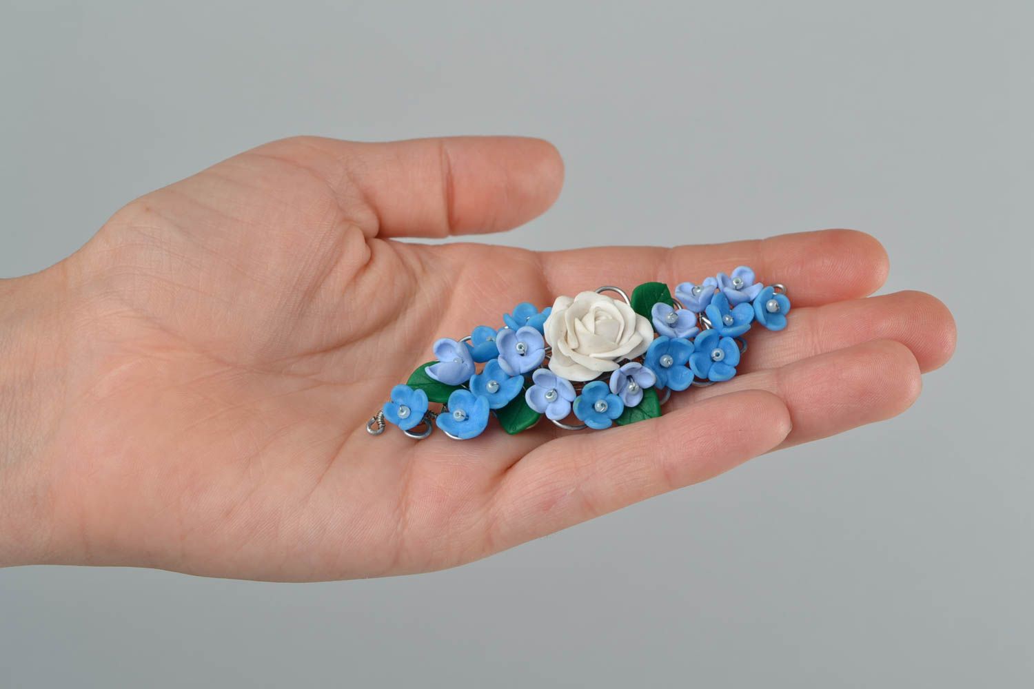 Künstlerische Blumen Brosche aus Polymer Ton Flieder und Rose weiß blau handmade foto 2