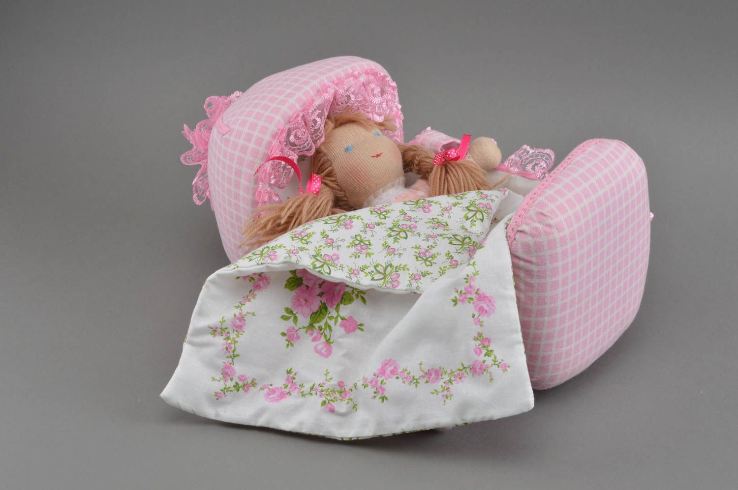 Joli berceau miniature rose en tissu de coton avec literie fait main jouet photo 1