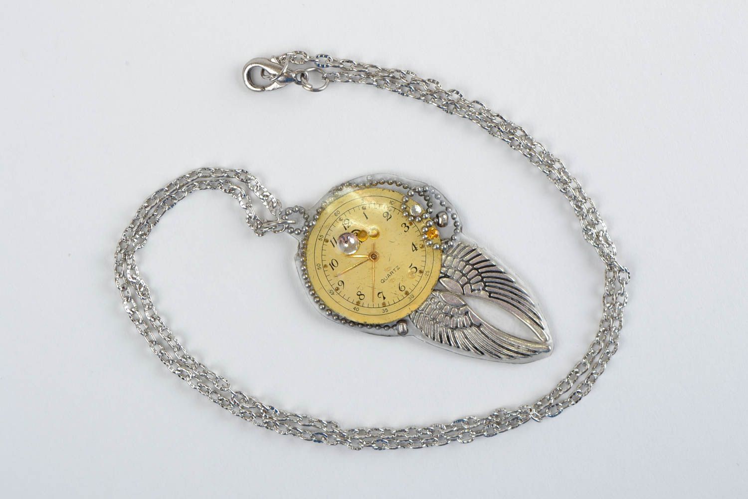 Pendentif rond en forme de montre avec ailes sur chaînette en métal fait main photo 2