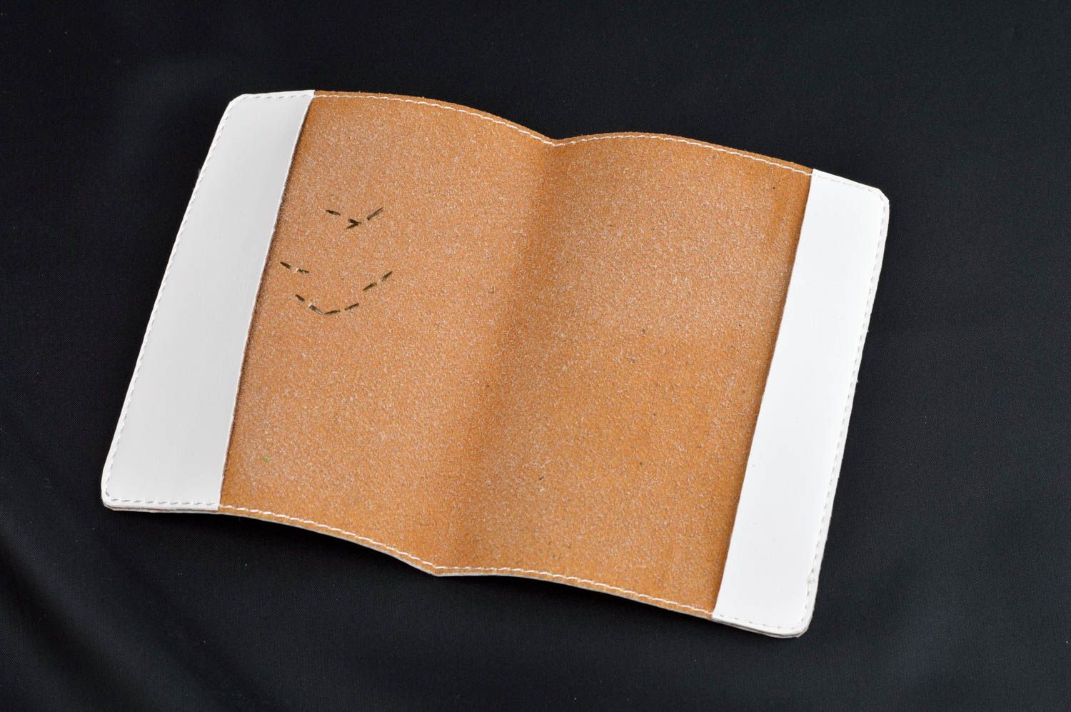 Porte passeport cuir fait main couleur blanche joli design Cadeau original photo 4