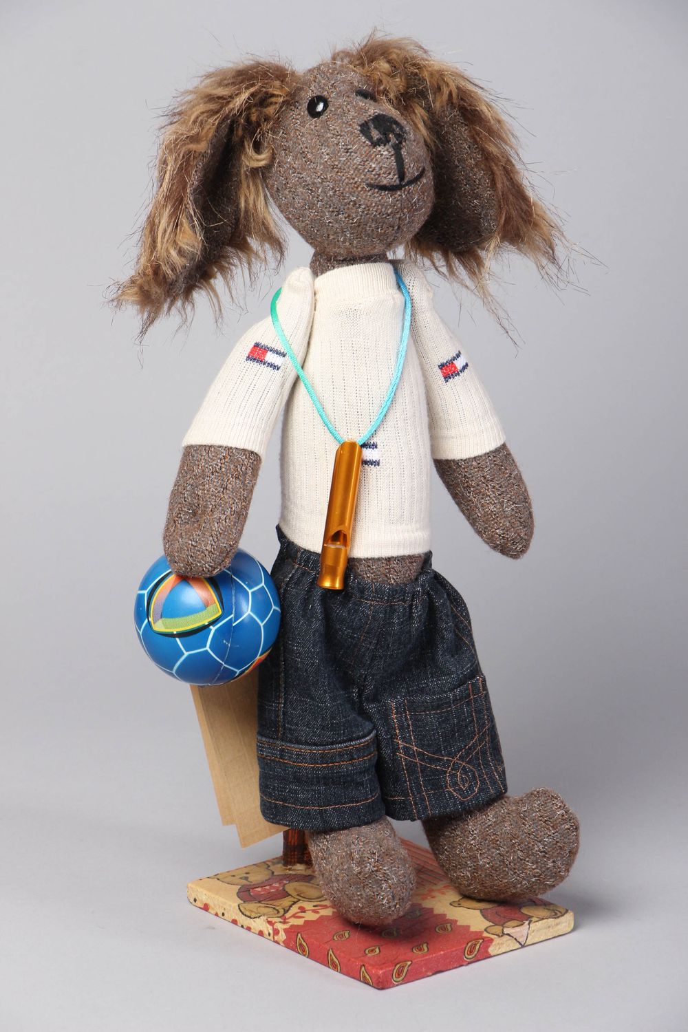 Авторская кукла на подставке игрушка Пес-футболист фото 1