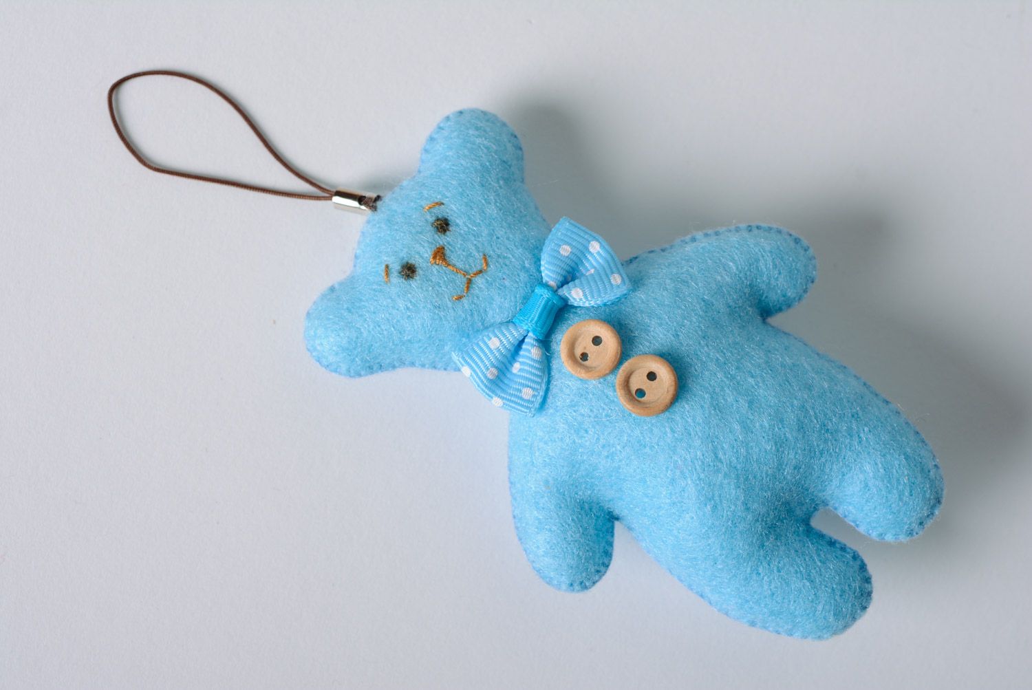 Брелок в виде мишки из фетра игрушка на ключи или сумку голубая ручной работы фото 1