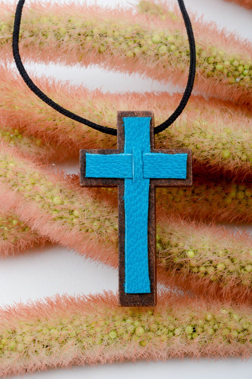 Pendentif croix Bijou fait main en bois et cuir bleu ciel Accessoire femme photo 1