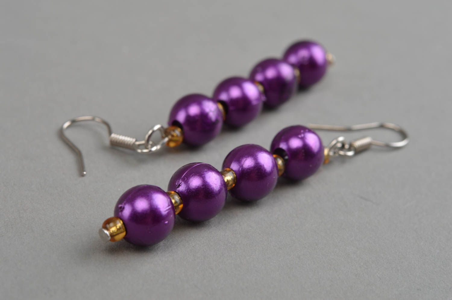 Boucles d'oreilles en perles rondes violettes faites main longues originales photo 3