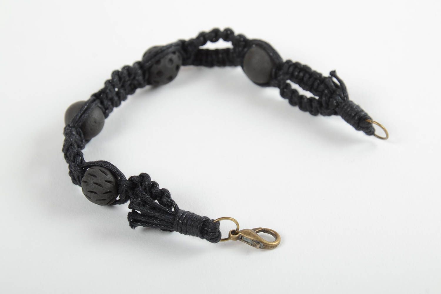 Красивый плетеный браслет с бусинами из глины черный аксессуар ручной работы фото 4