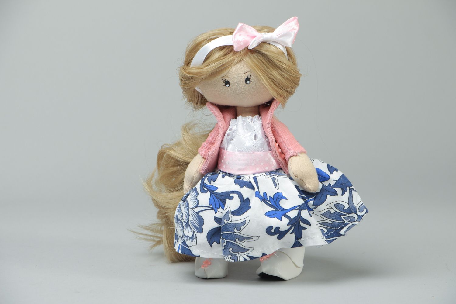 Künstlerische Puppe mit langen Haaren foto 1