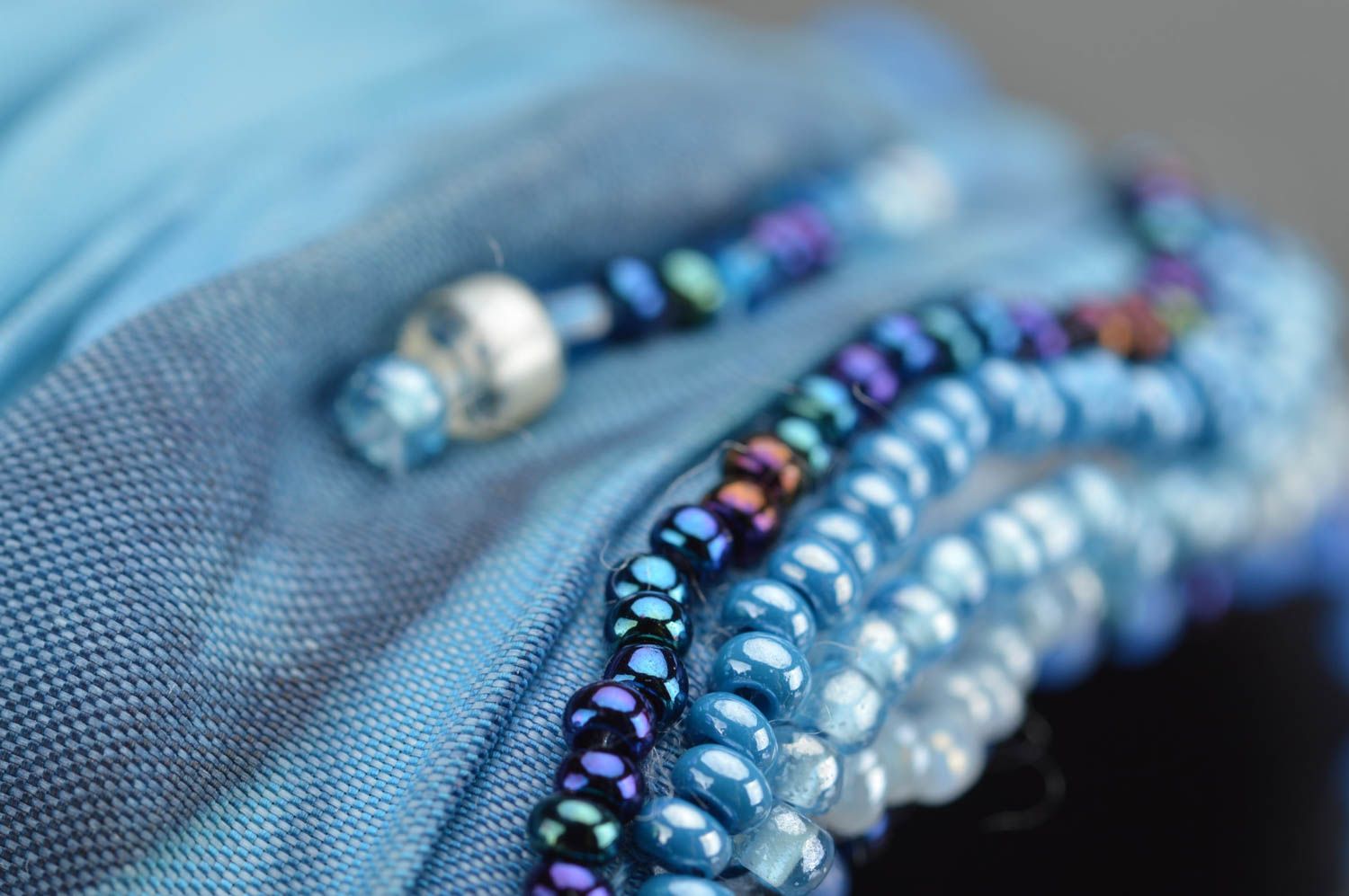 Breites handgemachtes Stoff Armband mit Glasperlen in Blau Designer Schmuck foto 5