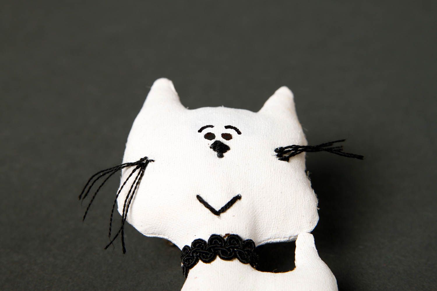 Broche textile Bijou fait main Accessoire femme chat blanc noir en coton photo 5