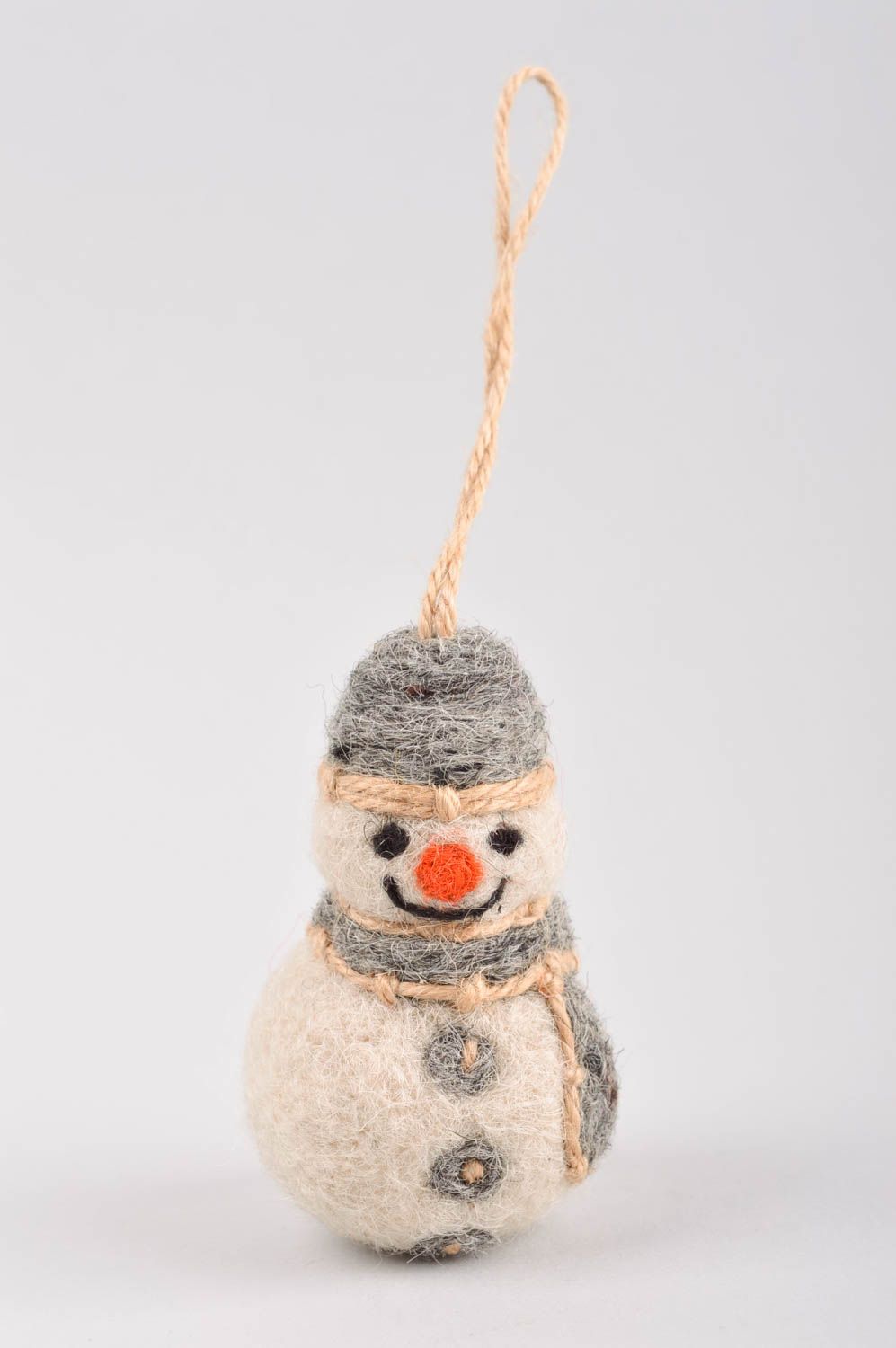 Валяная игрушка ручной работы декор на стену игрушка из шерсти в виде снеговика фото 2