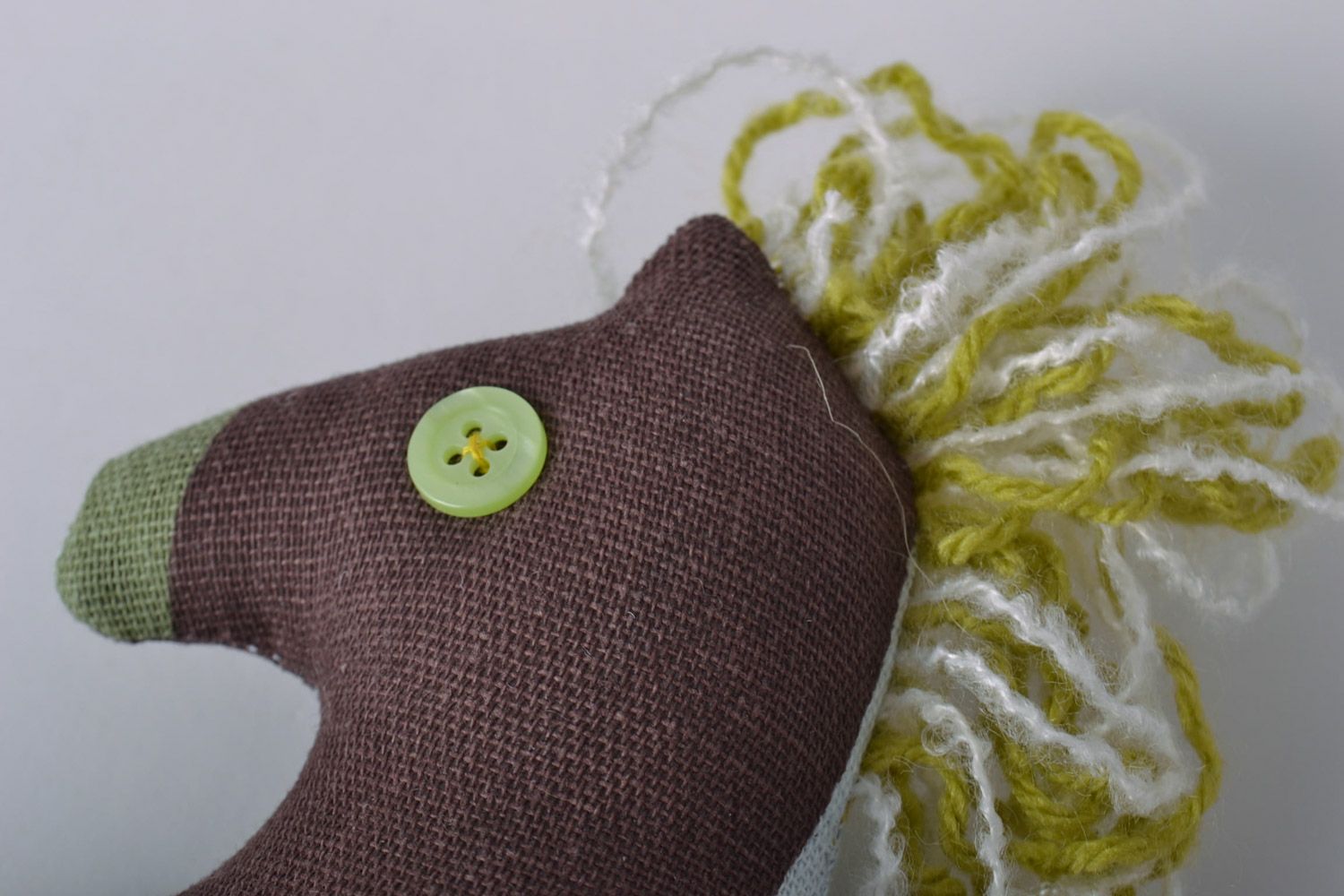 Jouet mou fait main en textile de créateur Cheval blanc marron jaune cadeau photo 3