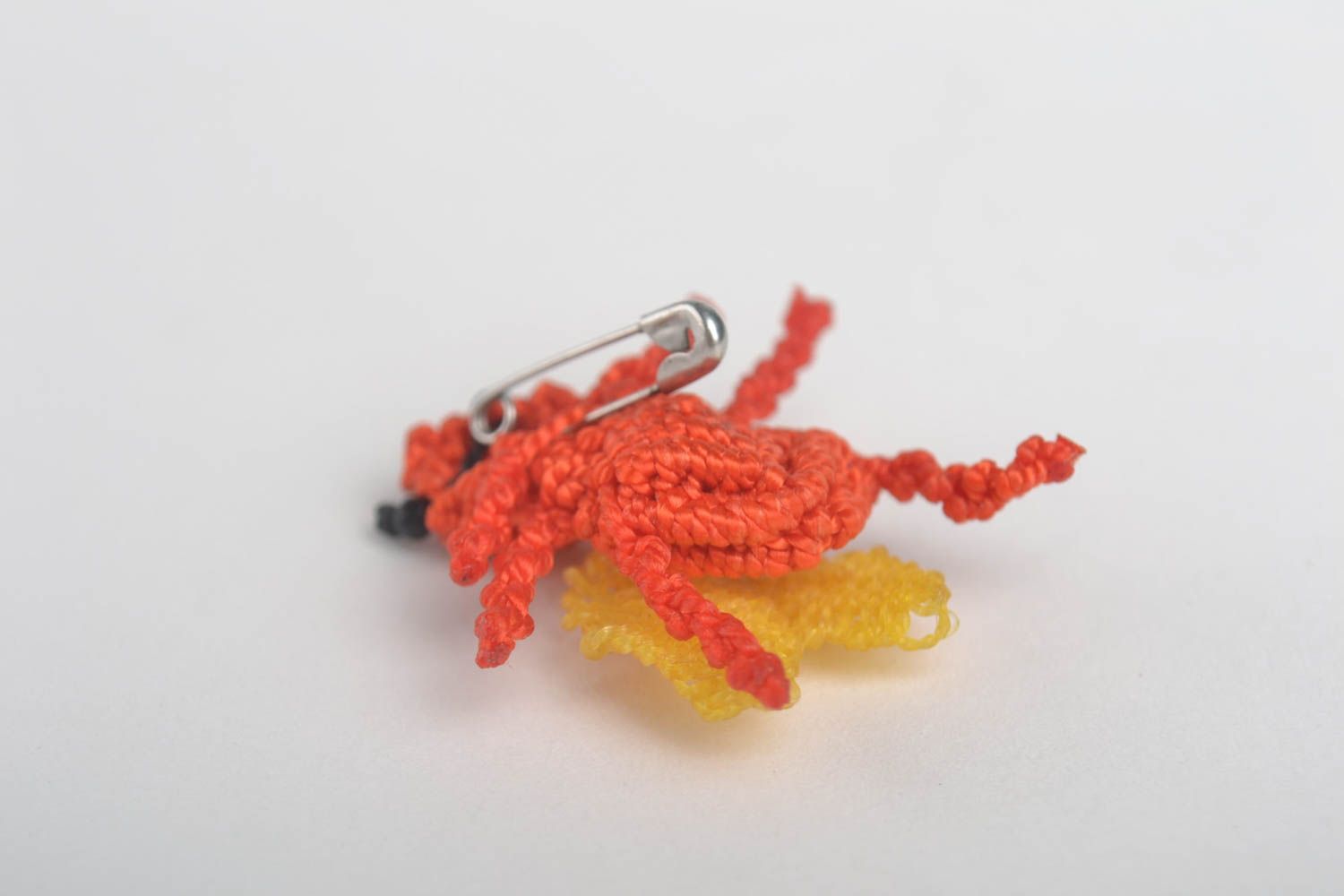 Плетеная брошь украшение ручной работы брошь животное муха оранжевая небольшая фото 5