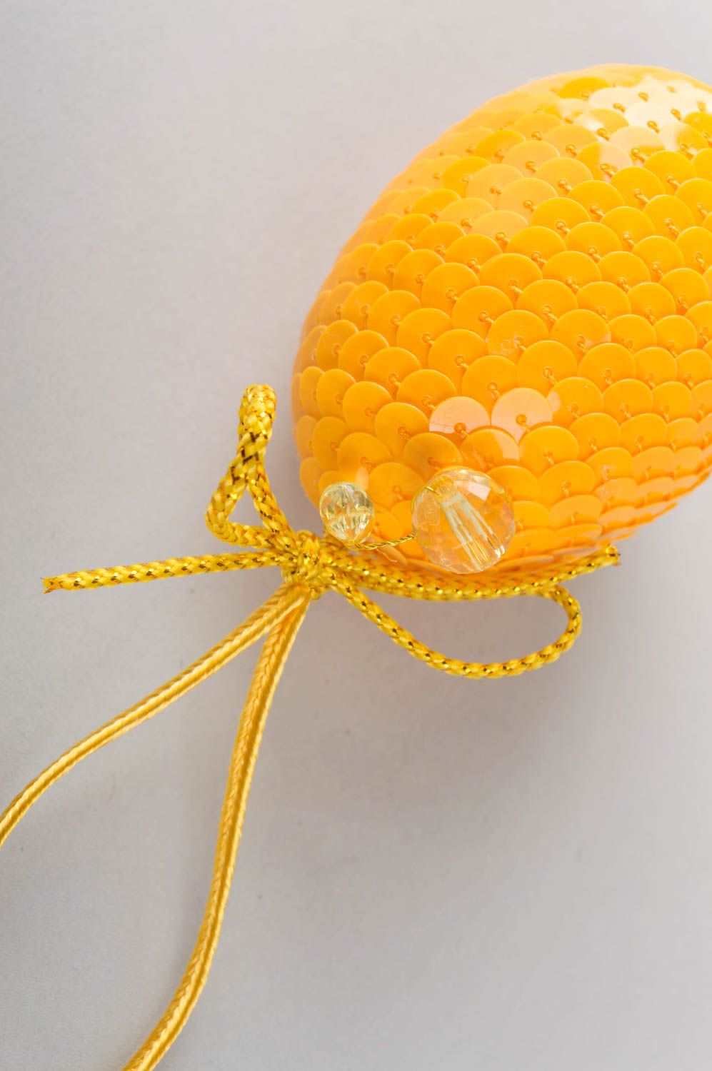 Яркое желтое пасхальное яйцо декоративное ручной работы с пайетками для дома фото 3