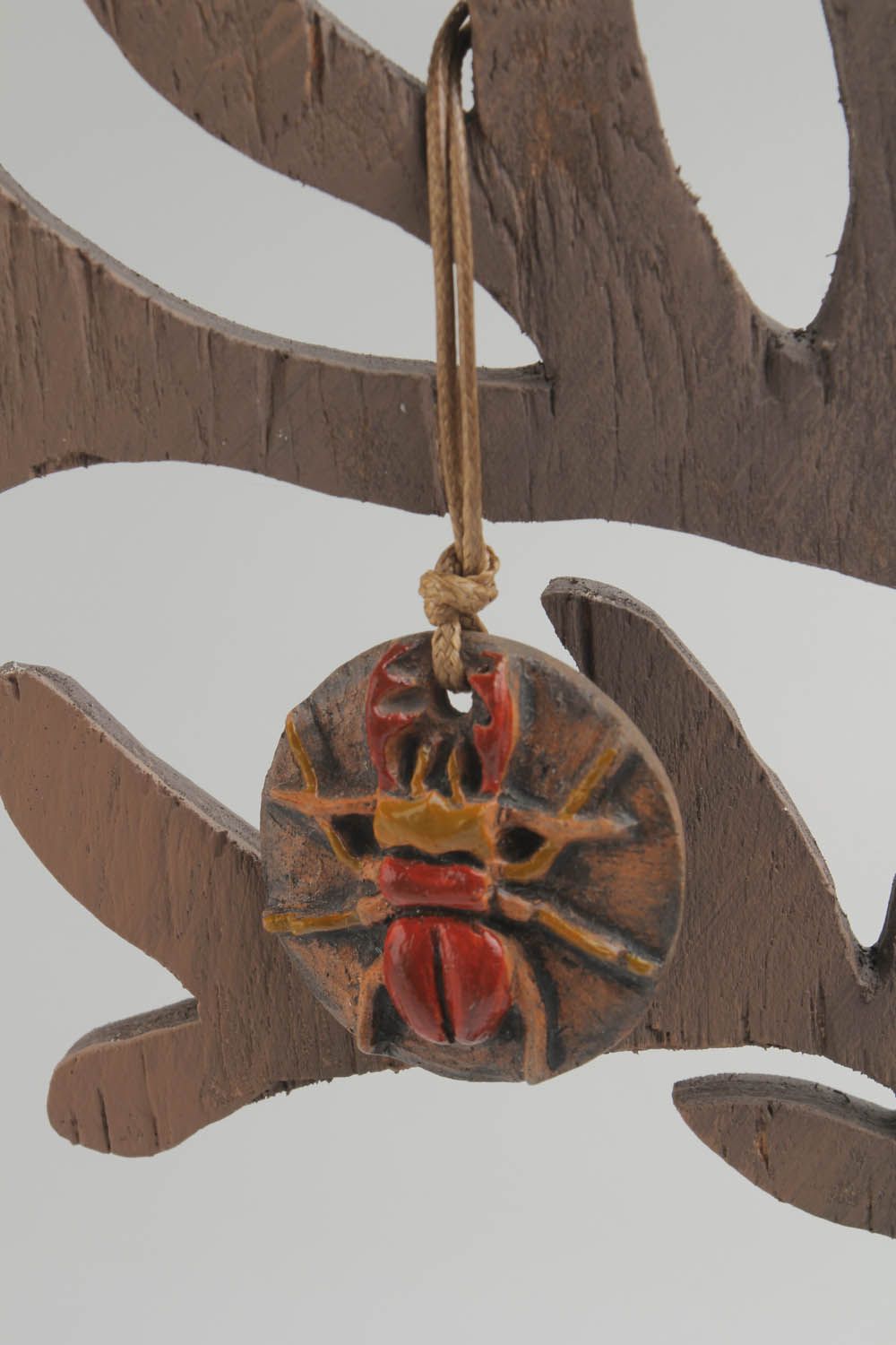 Pingente de cerâmica feito à mão decorado com uma imagem tridimensional Escaravelho foto 2