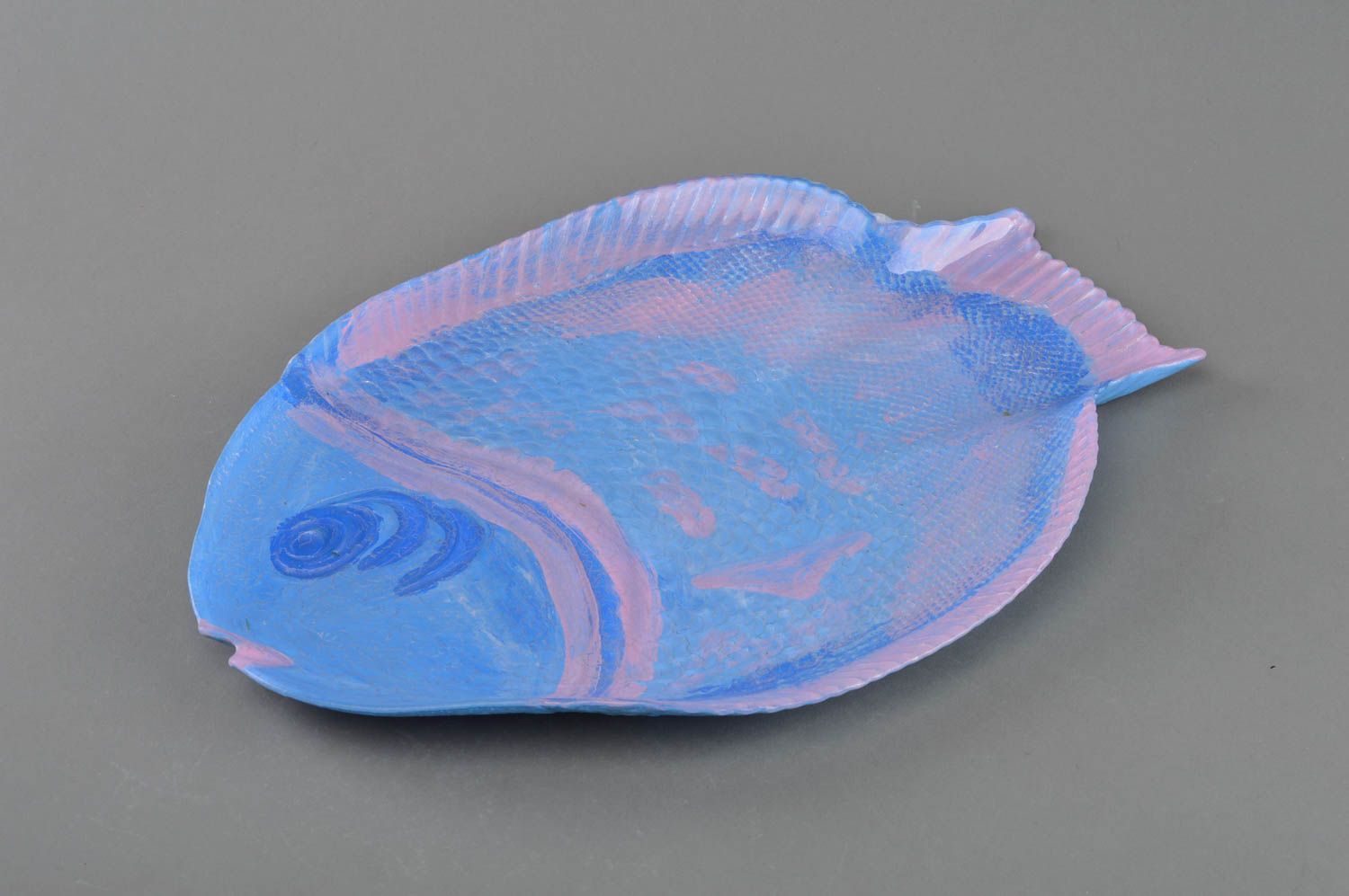 Assiette en forme de poisson rose bleu de verre en serviettage faite main photo 1