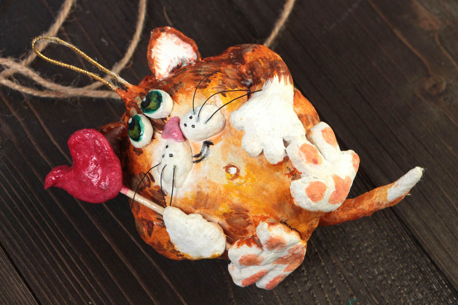 Расписная интерьерная подвеска из папье-маше в виде котика рыжего ручной работы фото 1