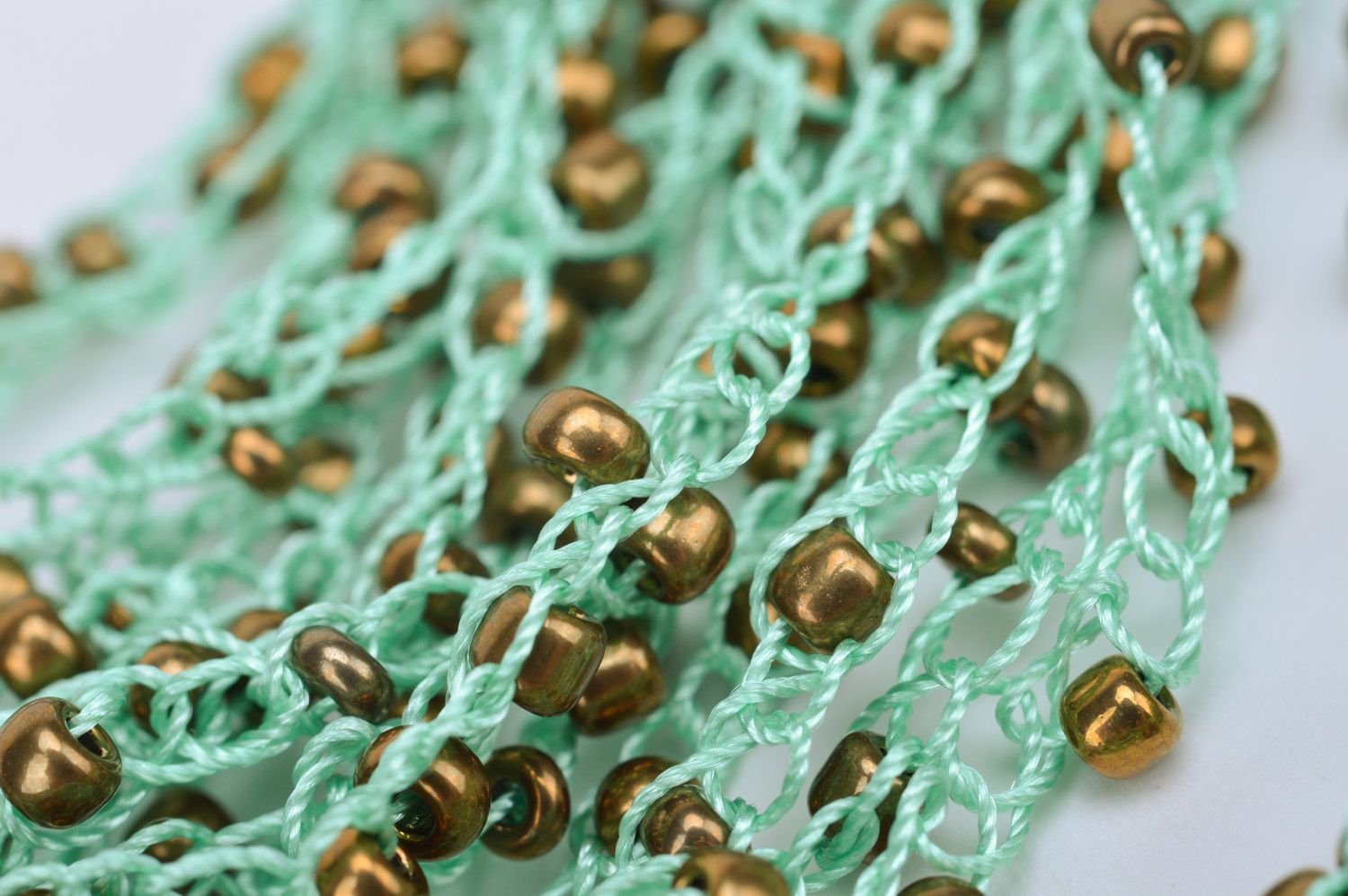 Ожерелье из бисера в золотисто-зеленых тонах ручной работы красивое женское фото 4
