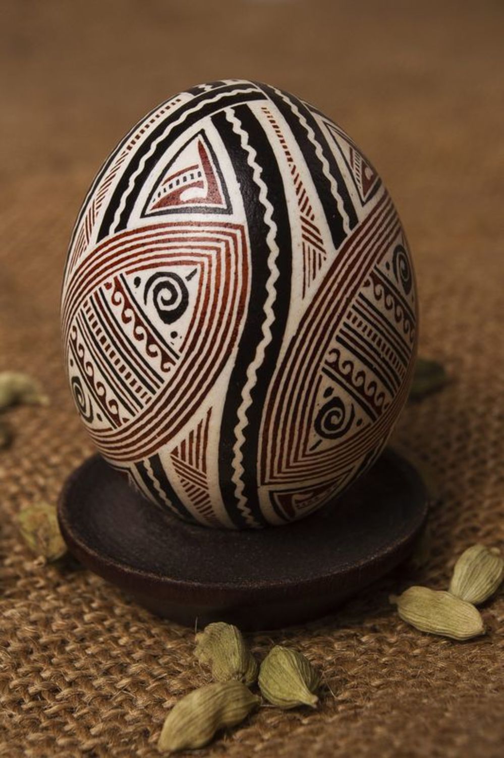 Pysanka con l'ornamento dipinta a mano L'uovo decorativo fatto a mano  
 foto 1