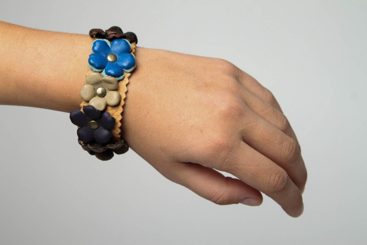 Bracelet cuir Bijou fait main avec fleurs Accessoire femme de créateur photo 2