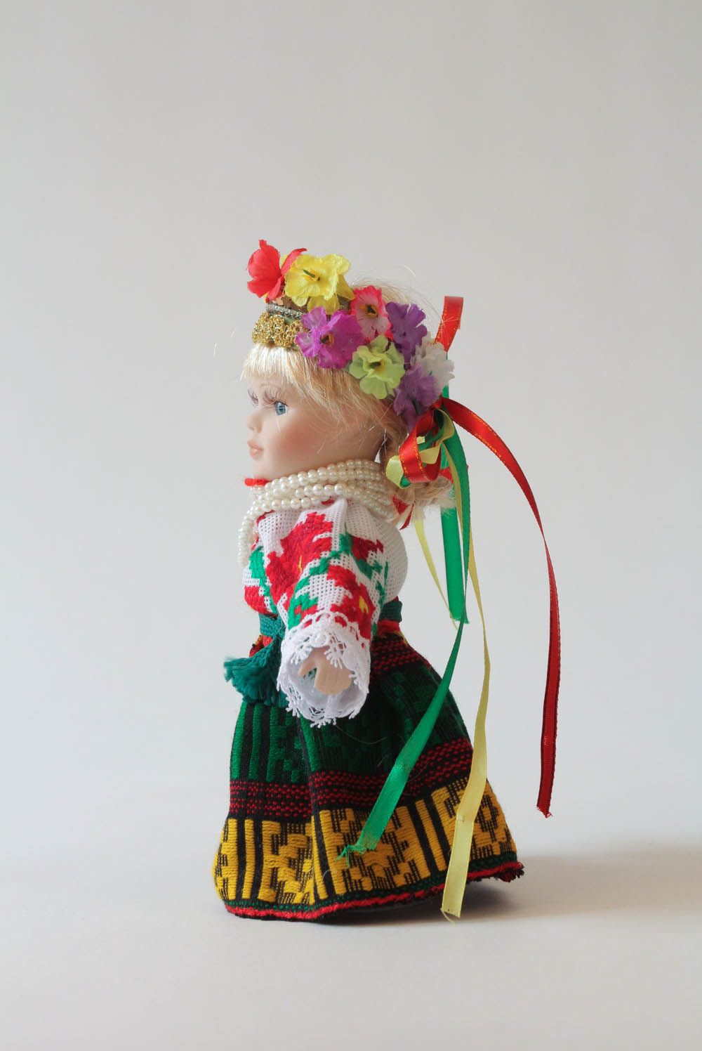 Boneca artesanal decorativa num traje tradicional  foto 2