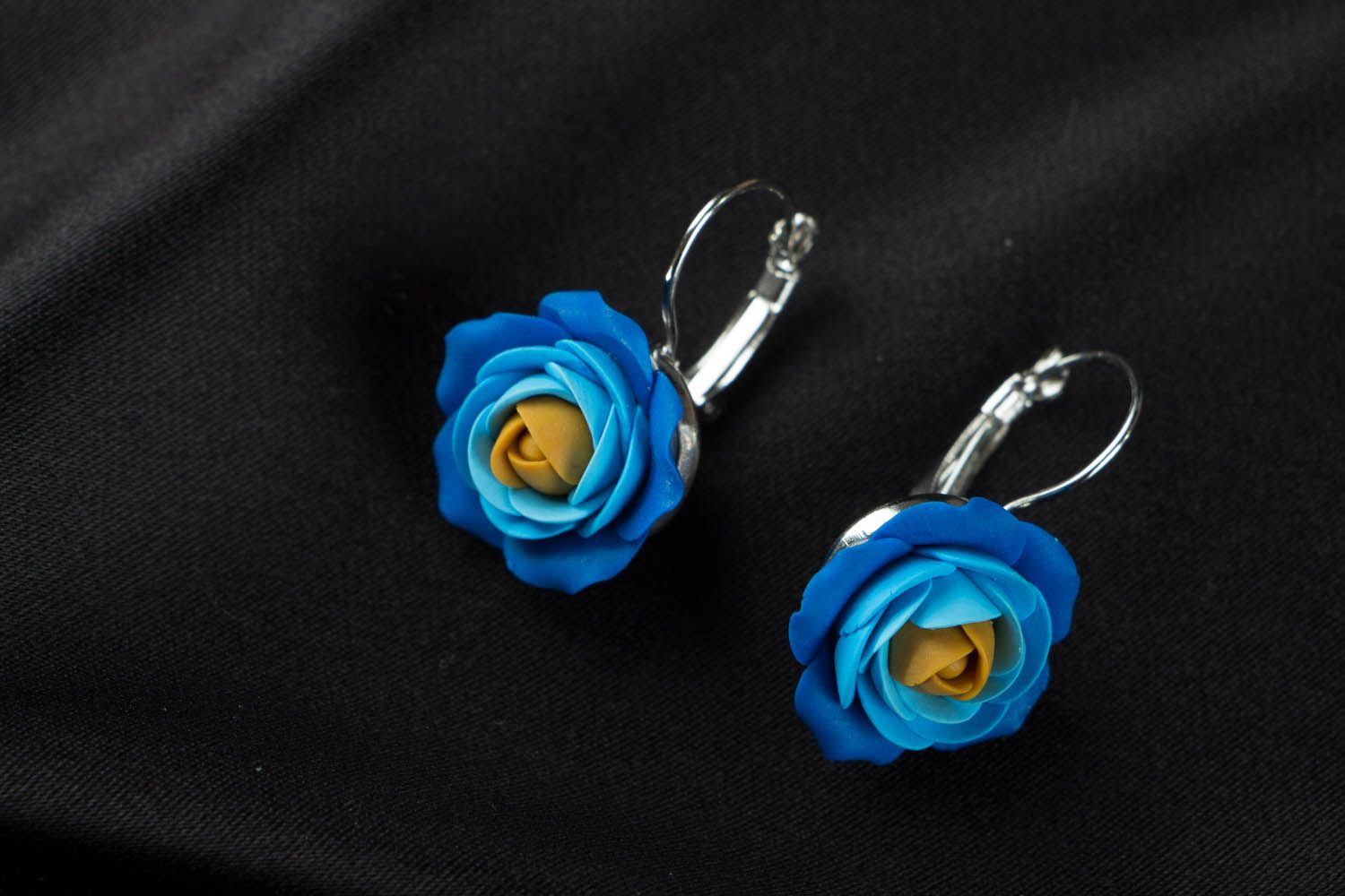 Blaue Blumen Ohrringe aus Polymerton  foto 1