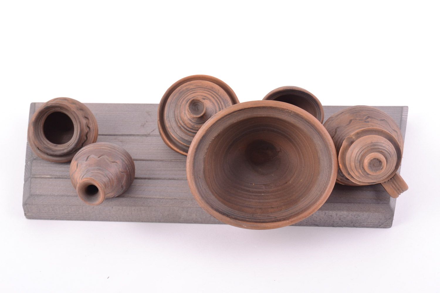 Объемное панно в виде деревянной доски с глиняной посудой на стену ручной работы фото 4