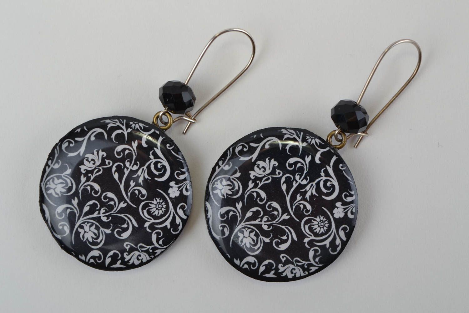 Feine schwarze handgemachte Ohrringe aus Polymerton mit Anhängern mit Muster foto 3
