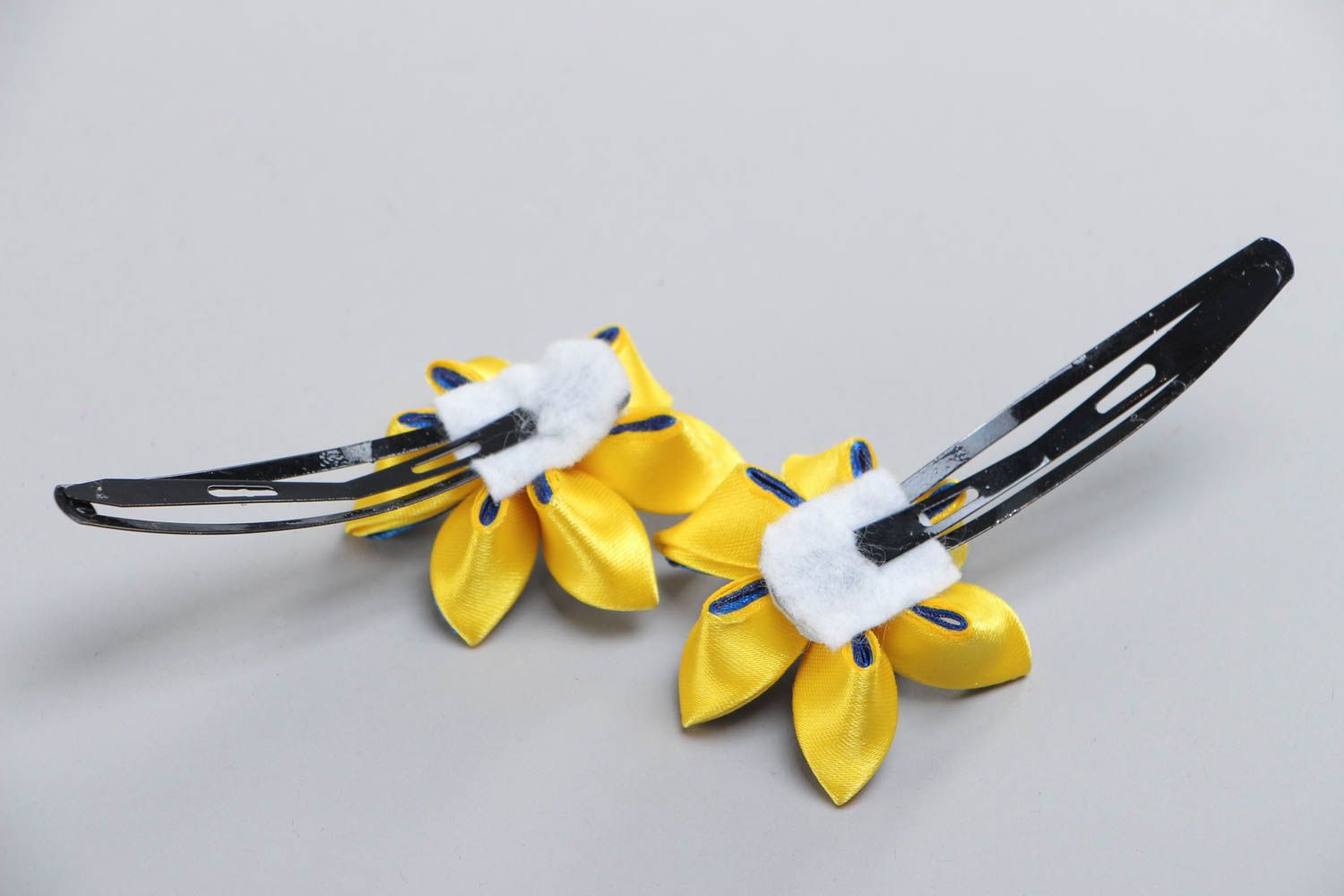 Set of women's handmade bright satin ribbon flower hair clips photo 4