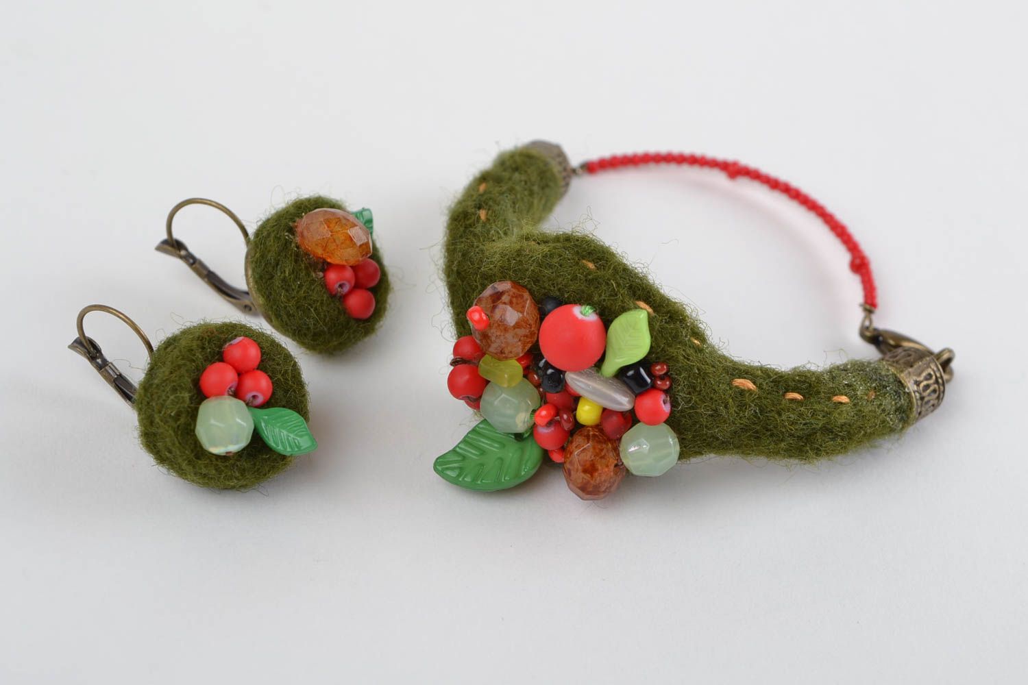 Set di orecchini e bracciale fatto a mano kit di accessori di lana in follatura
 foto 1