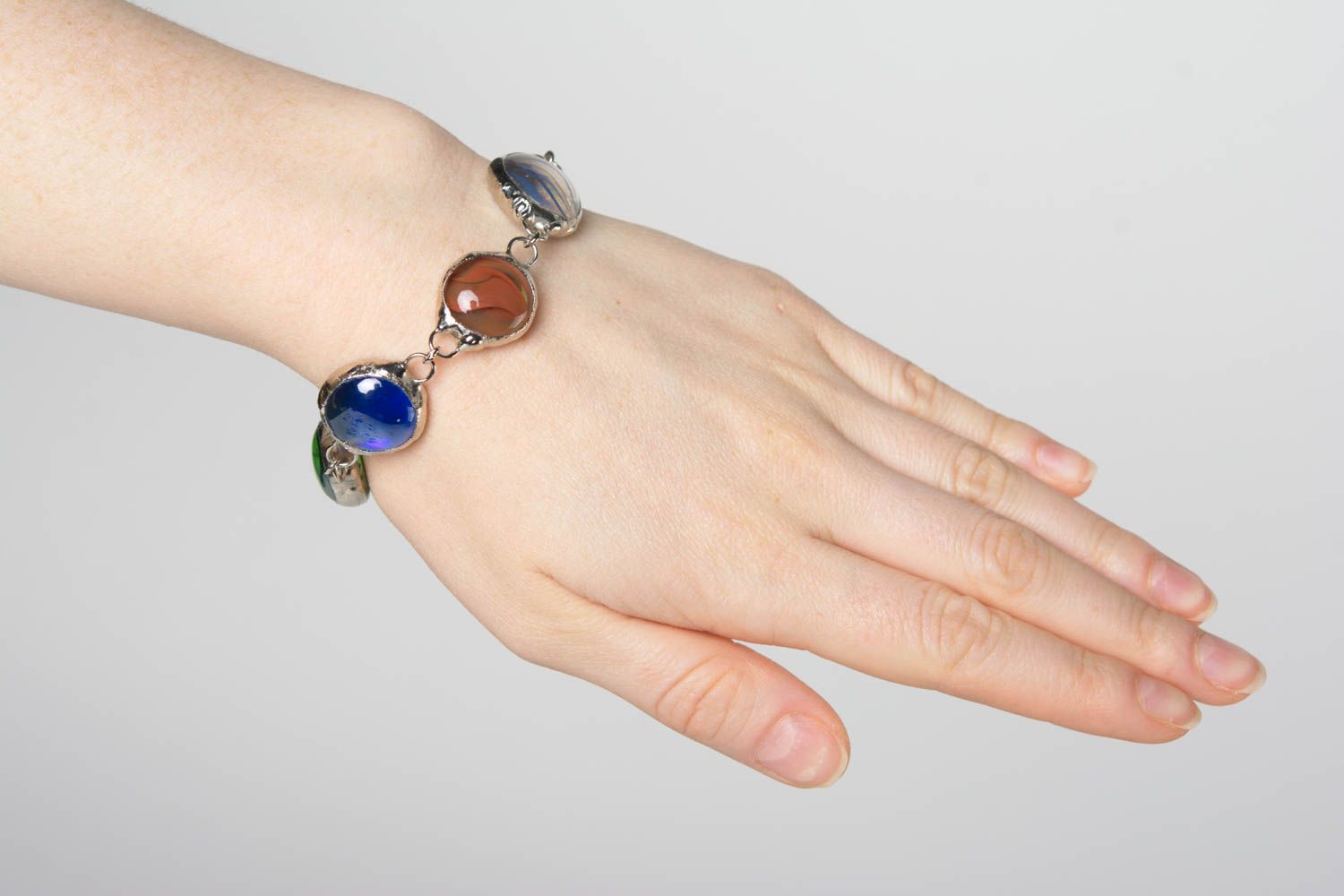 Buntes schönes originelles handgemachtes Glas Armband aus Metall für Freundin foto 4