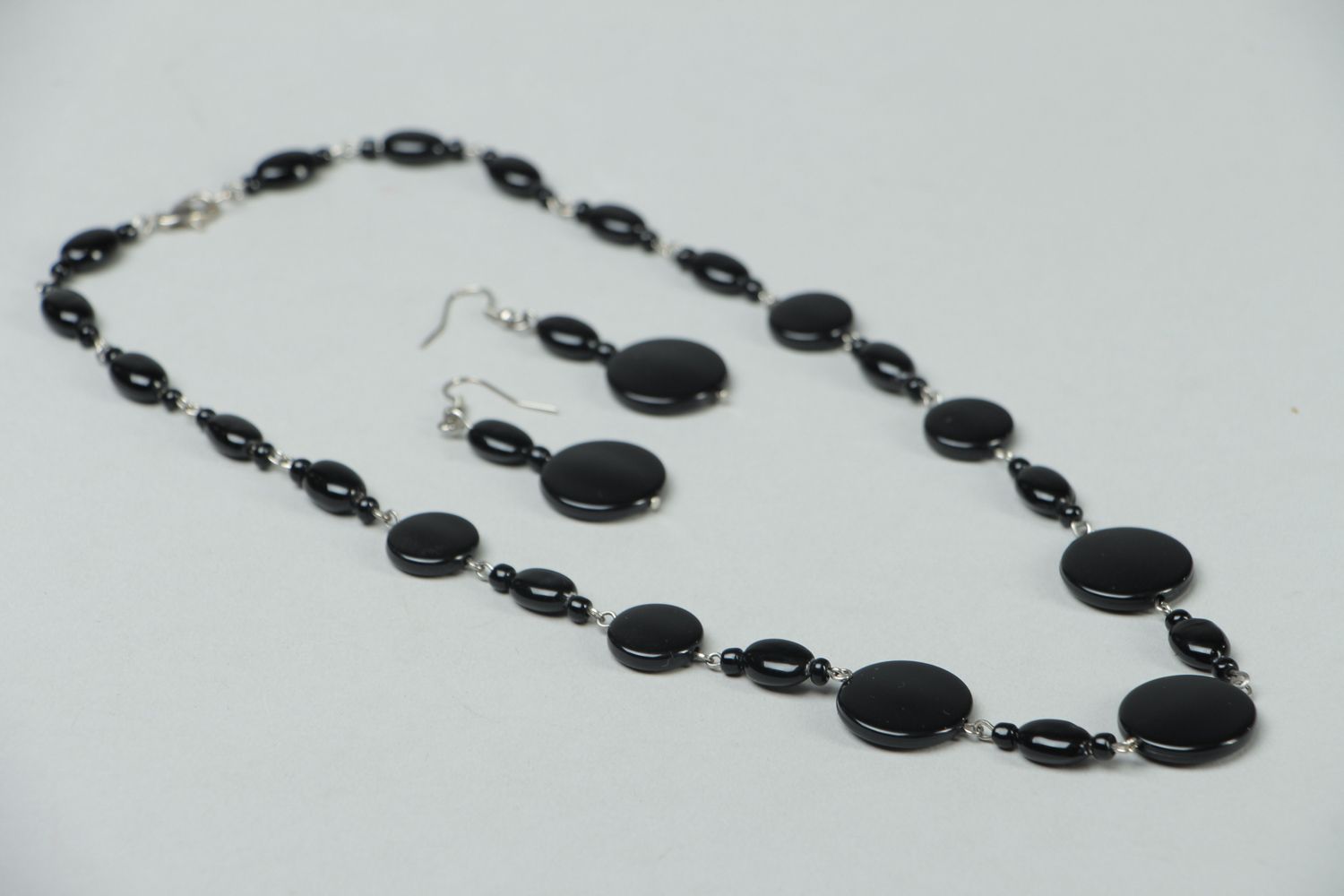Black plastic jewelry earrings and bead necklace photo 3