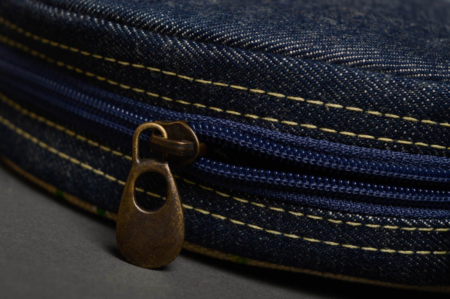 Круглая сумка из джинсовой ткани с росписью акриловыми красками фото 4