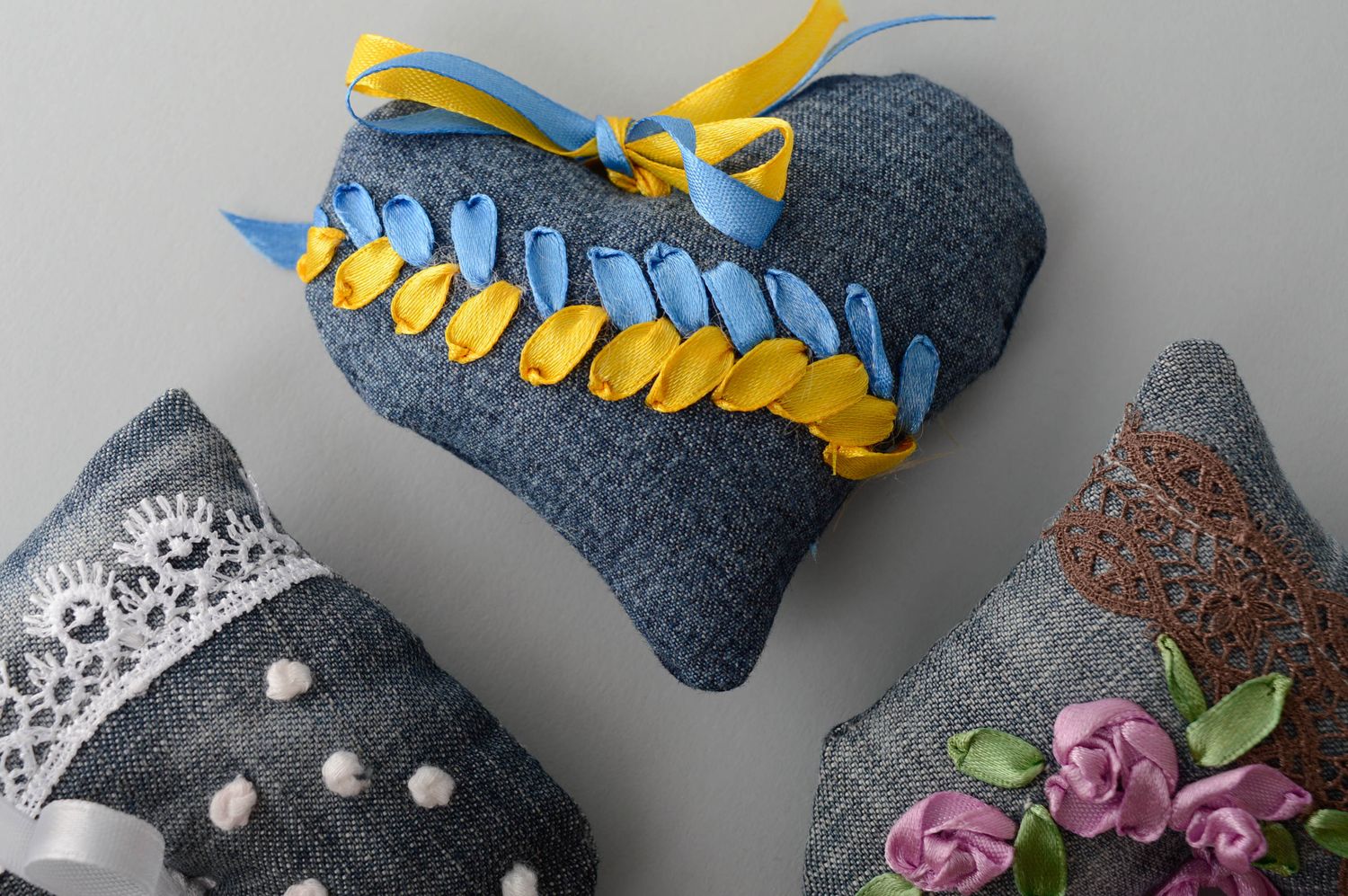 Handmade Herz für Dekoration aus Jeansstoff mit Atlasbänden foto 5
