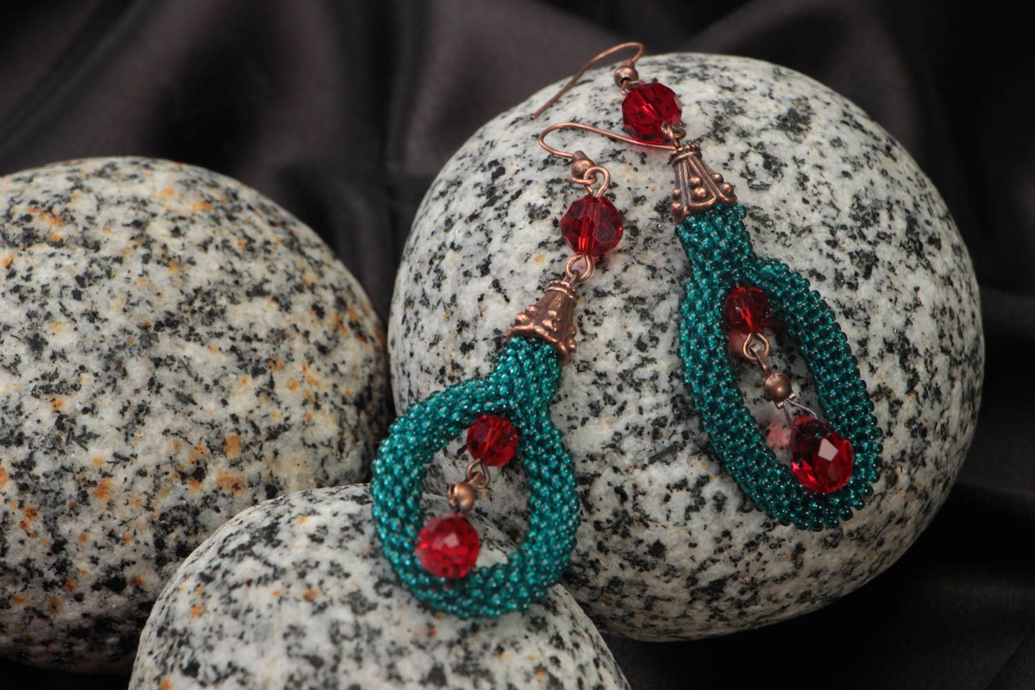 Boucles d'oreilles en perles de rocaille cristal vert rouge ovales faites main photo 1