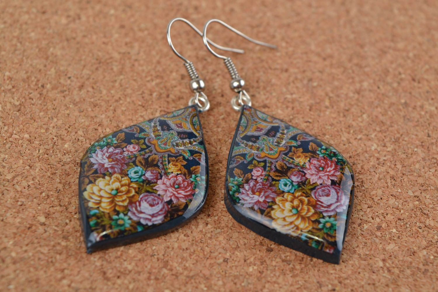 Romantische handmade Ohrringe mit Anhängern aus Polymerton mit Blumenmuster foto 1