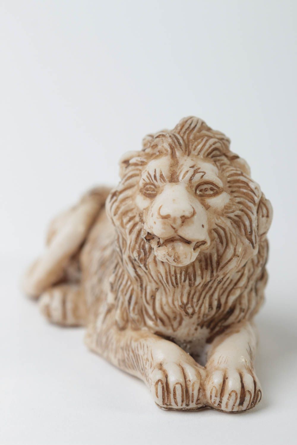 Миниатюрная статуэтка из полимерной смолы в виде лежащего льва ручной работы фото 2