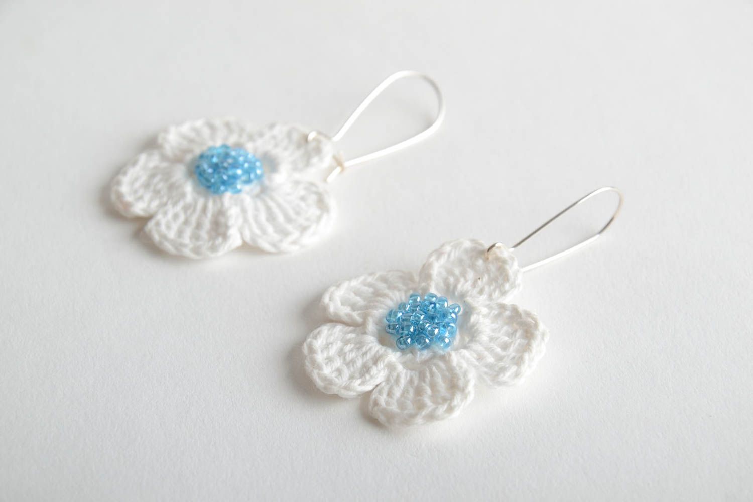 Boucles d'oreilles fleurs tricotées faites main avec perles de rocaille photo 3