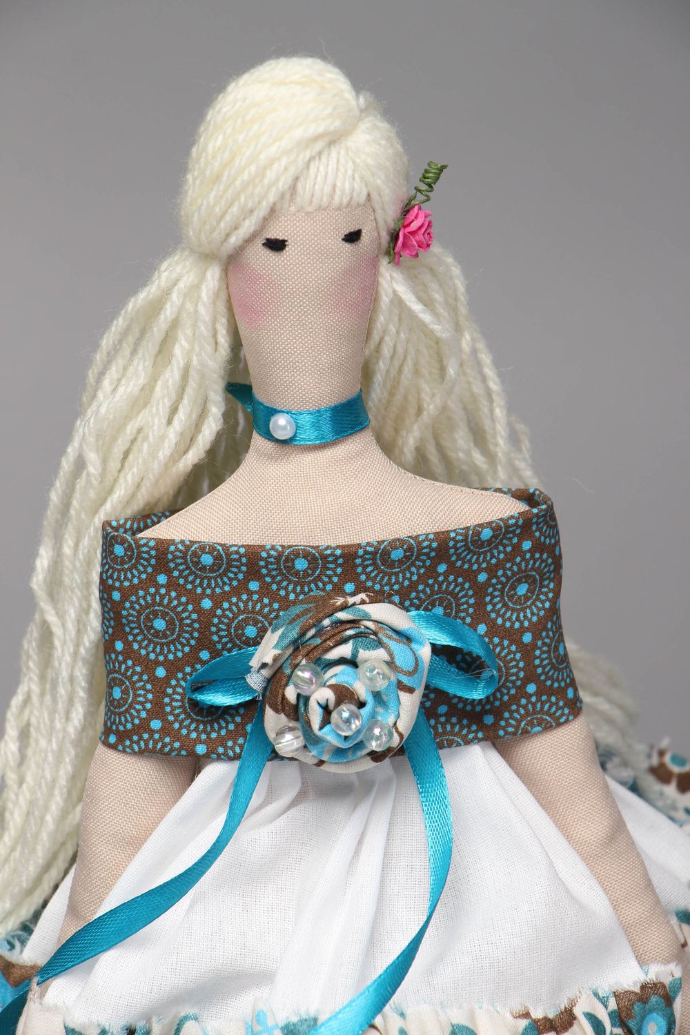 Poupée faite main en jolie robe  photo 2