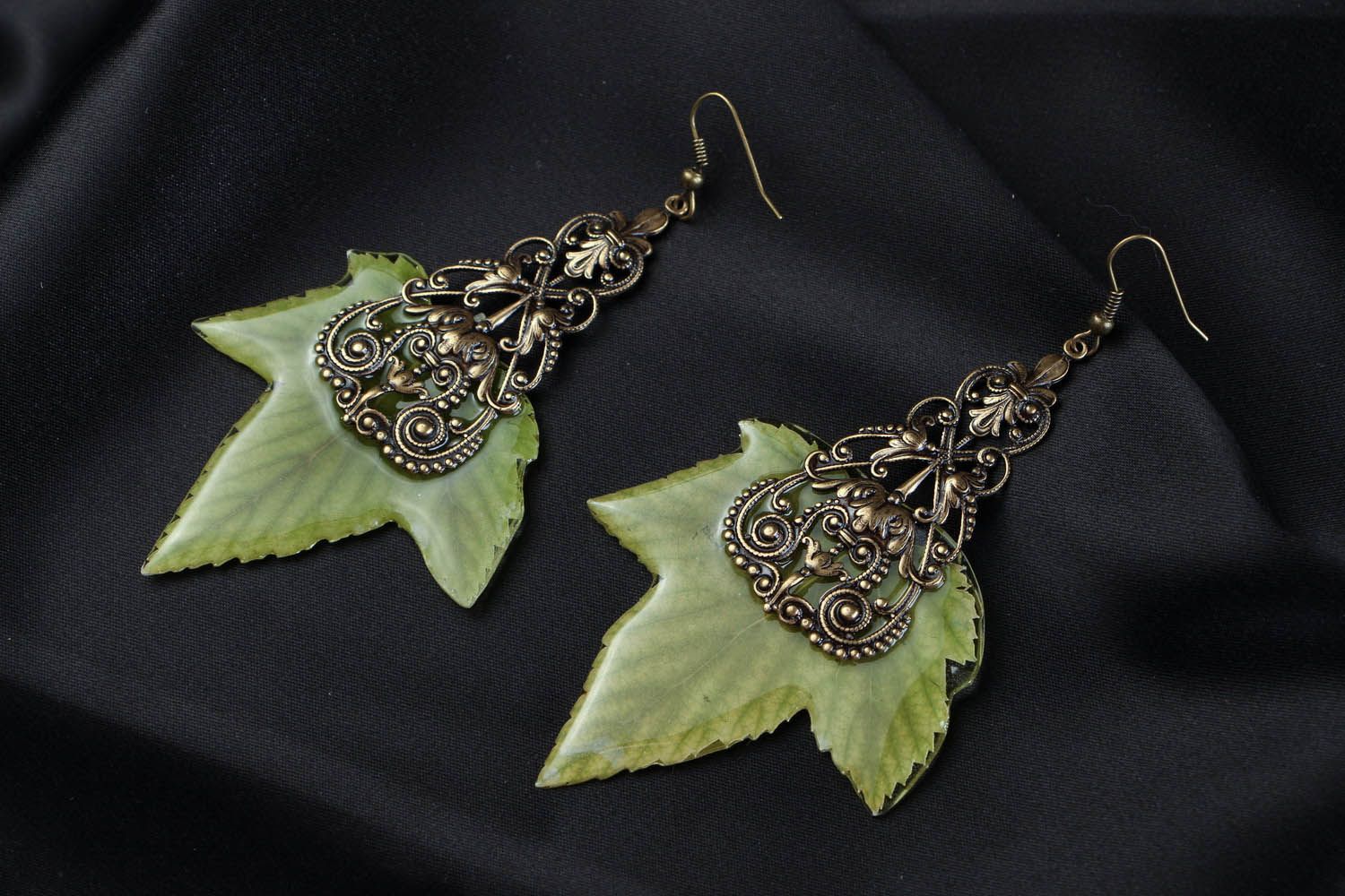 Earrings with currants leaves in epoxy resin photo 2