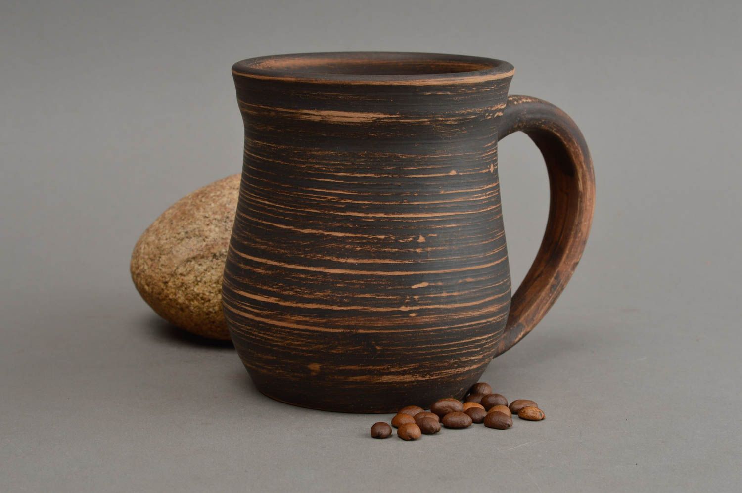 Глиняная чашка большая коричневая темная ручной работы объемом 500 мл фото 1