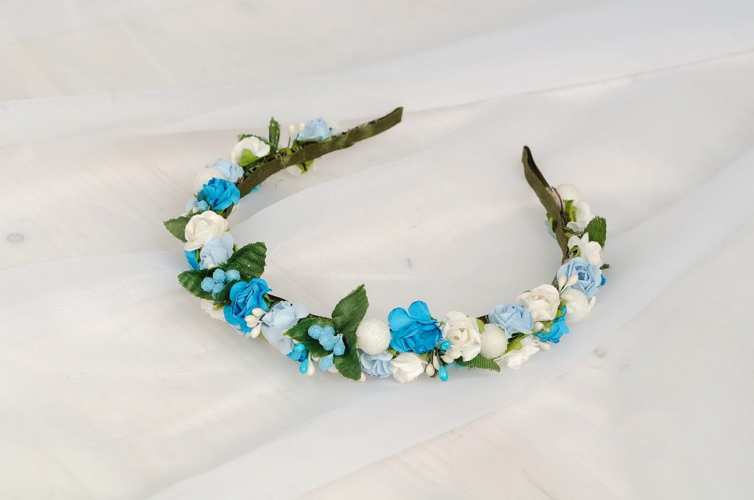Headband with white and blue flowers photo 4