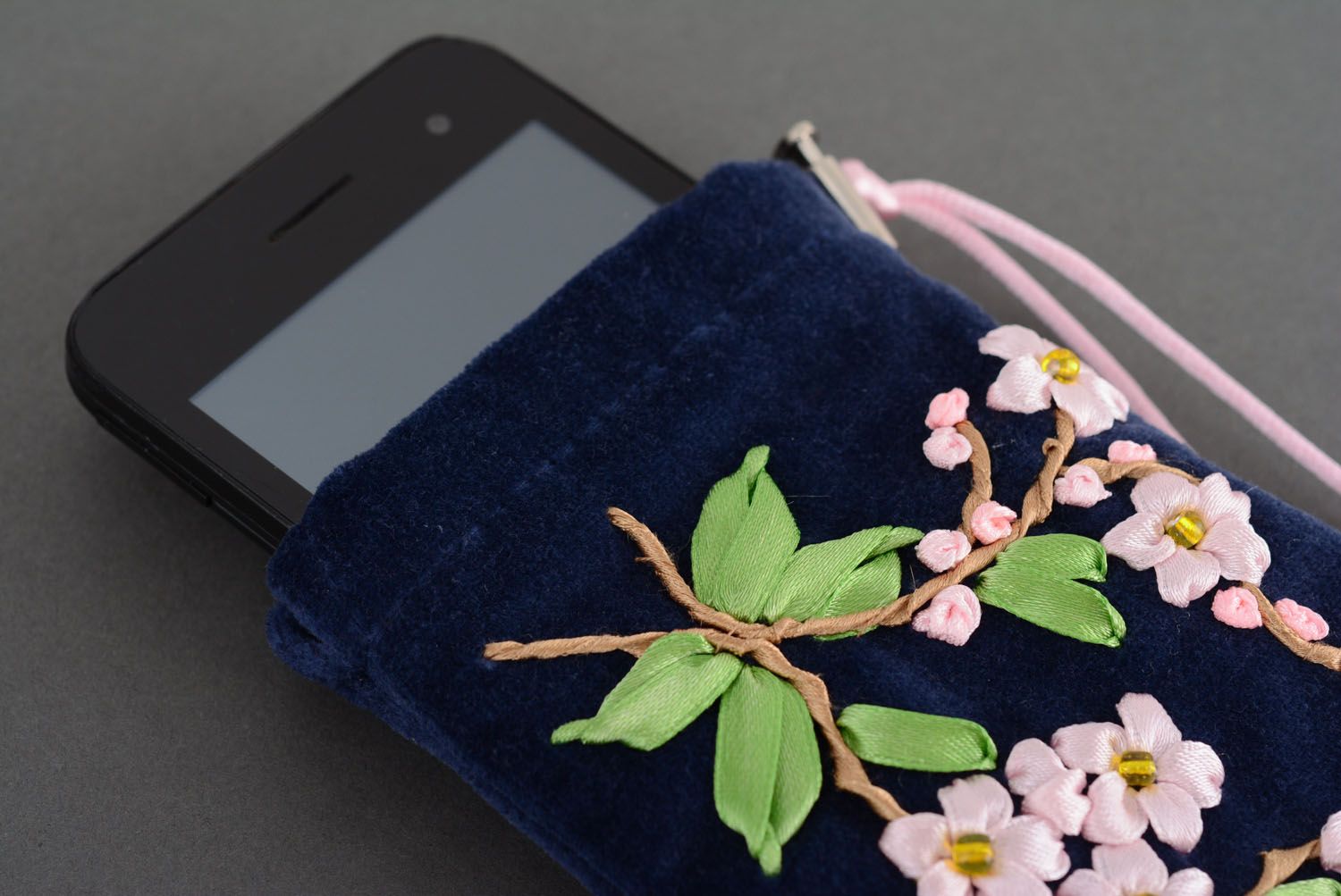 Capa azul para celular feita à mão com bordados Sakura foto 1