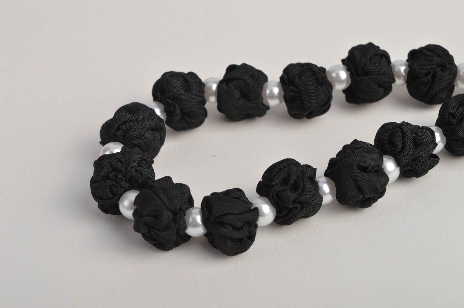 Collier textile Bijou fait main noir perles Accessoire femme design original photo 4