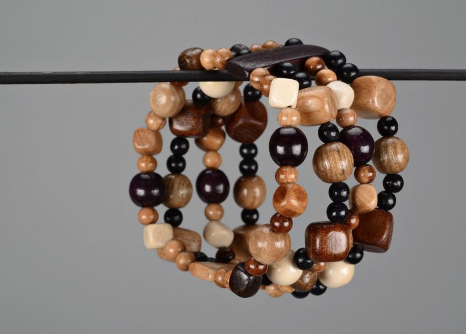 Bracelet manchette en perles de bois photo 5