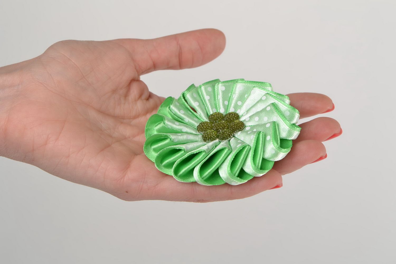 Grüner Blumen Haargummi aus Atlasbändern elegant künstlerische Handarbeit  foto 2